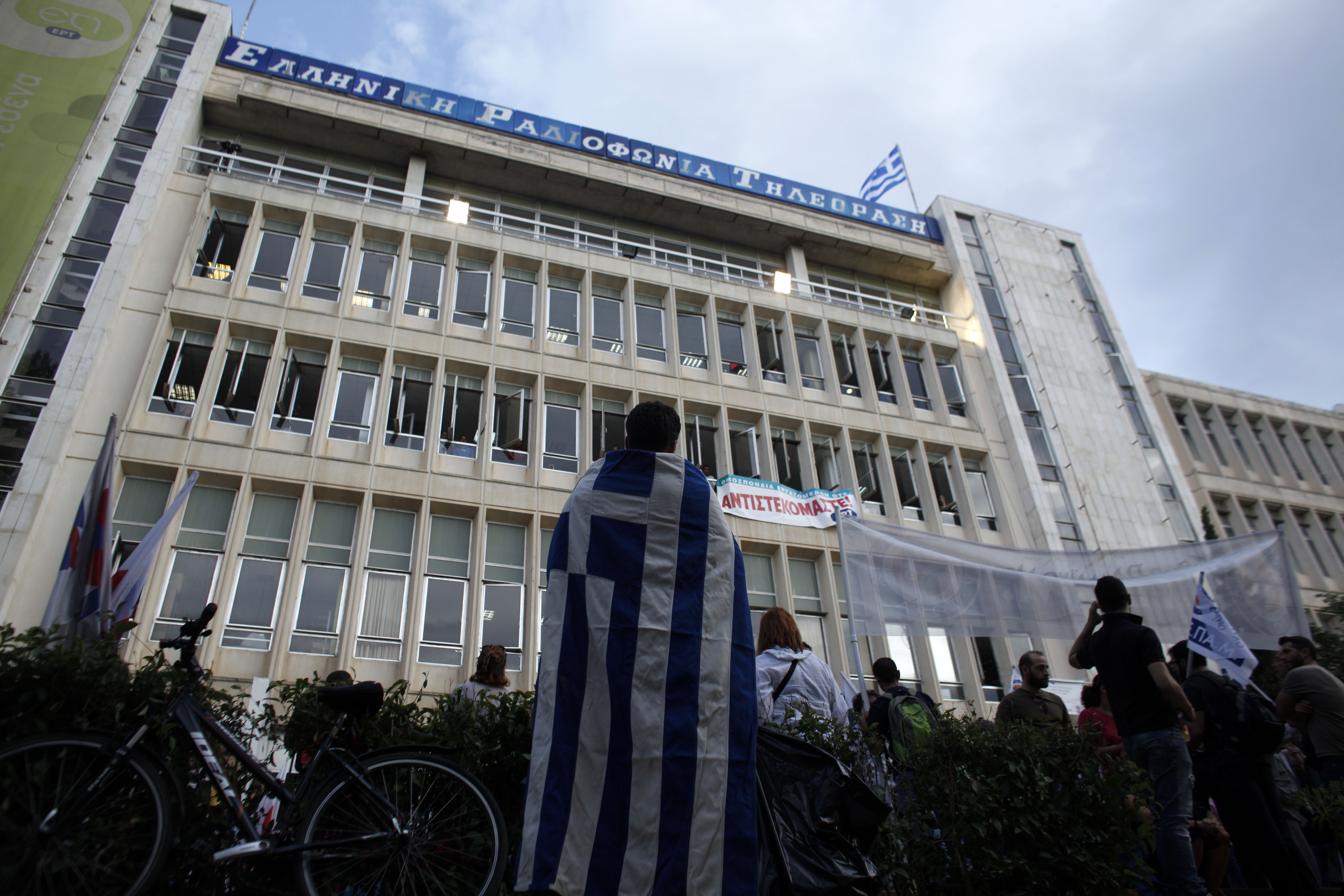 Πλήθος κόσμου διαδήλωσε για μία ακόμη ημέρα έξω από την ΕΡΤ